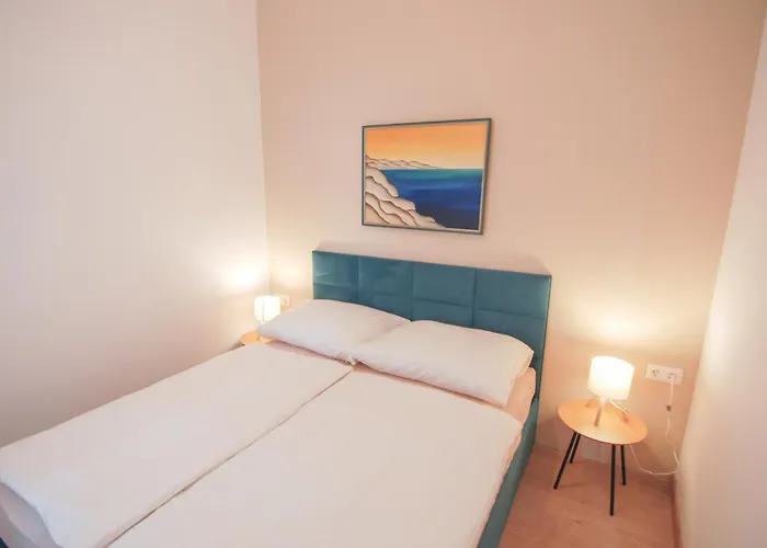 Elegante Altbauwohnung Alles Neu!! Free Parking Garage Apartment *