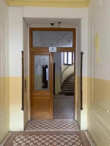 Elegante Altbauwohnung Alles Neu!! Free Parking Garage Apartment *